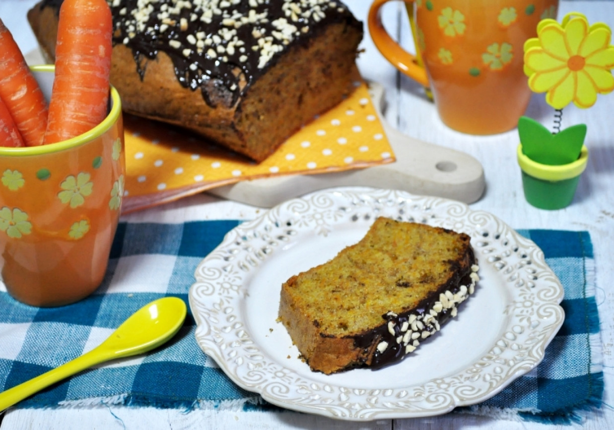 Ciasto marchewkowe z czekoladą i orzeszkami foto