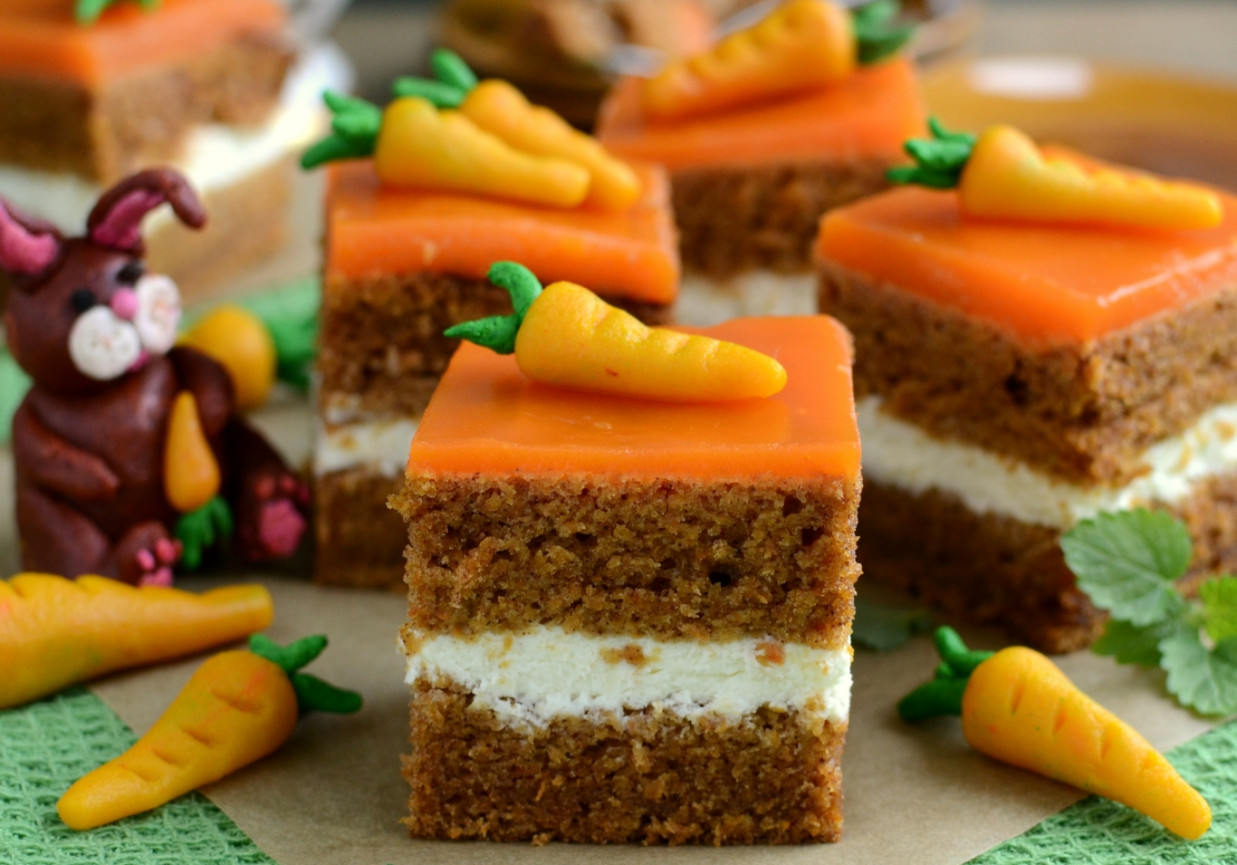 Ciasto marchewkowe z dwoma kremami foto