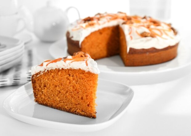 Fotografia przedstawiająca Ciasto marchewkowe z jogurtową polewą
