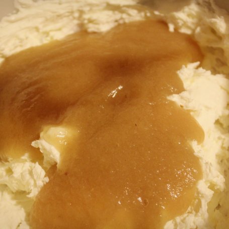 Krok 5 - Ciasto marchewkowe z kremem jabłkowym i polewą bananową foto
