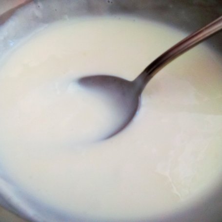Krok 4 - Ciasto marchewkowe z kremem jogurtowym i truskawkami foto