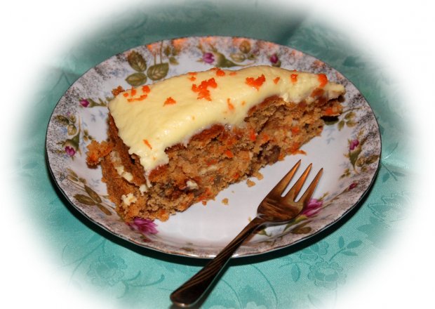 Fotografia przedstawiająca Ciasto marchewkowe z orzechami i kremem mascarpone