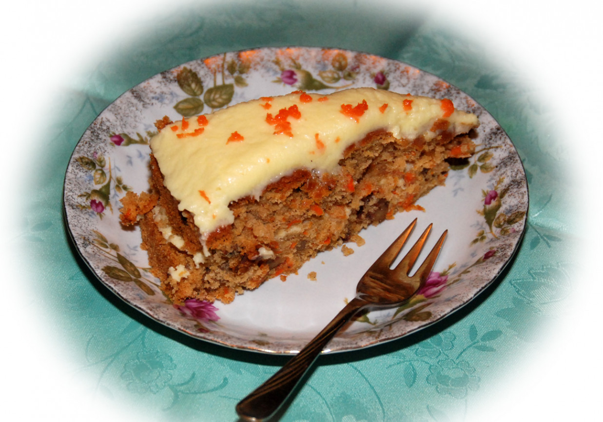 Ciasto marchewkowe z orzechami i kremem mascarpone foto