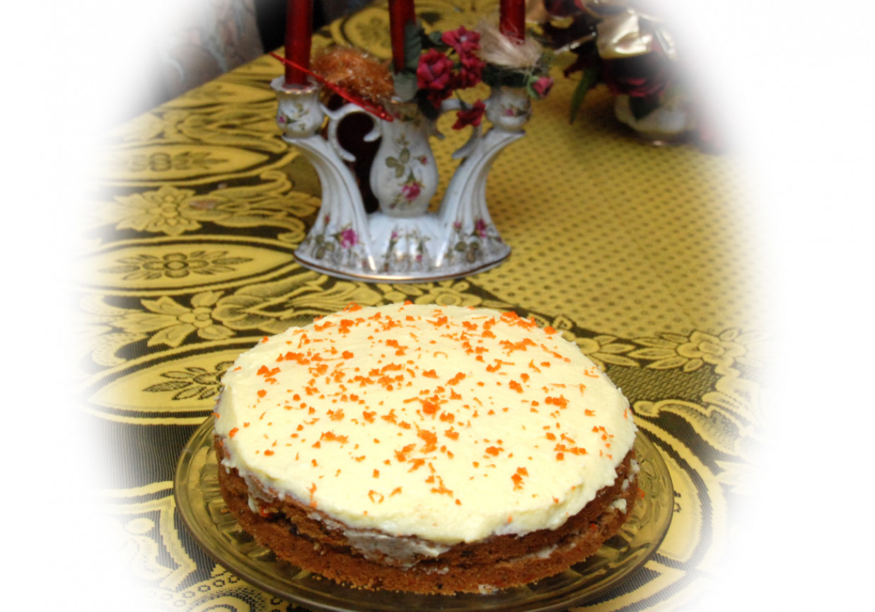 Ciasto marchewkowe z orzechami i kremem mascarpone foto