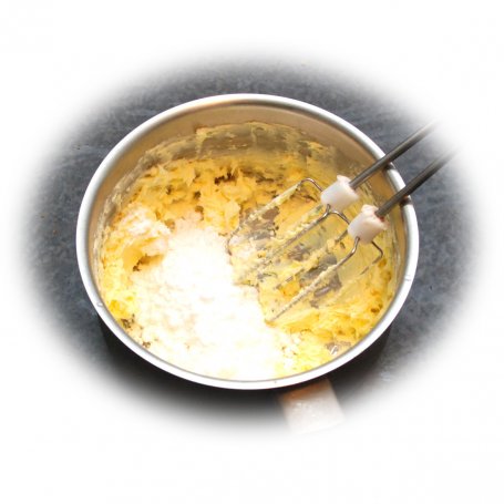 Krok 8 - Ciasto marchewkowe z orzechami i kremem mascarpone foto