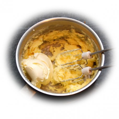 Krok 9 - Ciasto marchewkowe z orzechami i kremem mascarpone foto