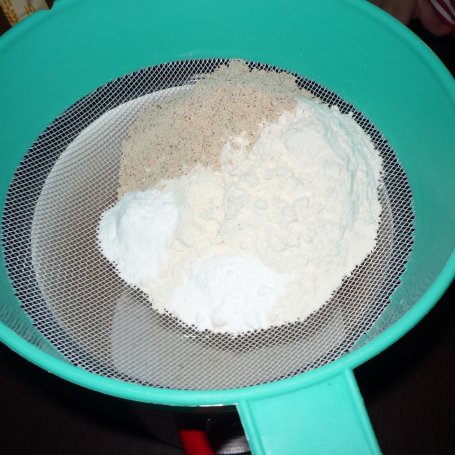 Krok 1 - Ciasto marchewkowe z orzechami i rodzynkami foto
