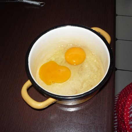 Krok 2 - Ciasto marchewkowe z orzechami i rodzynkami foto