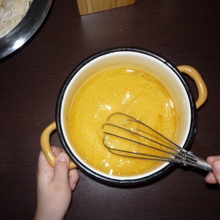 Krok 3 - Ciasto marchewkowe z orzechami i rodzynkami foto