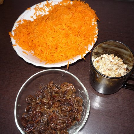 Krok 5 - Ciasto marchewkowe z orzechami i rodzynkami foto