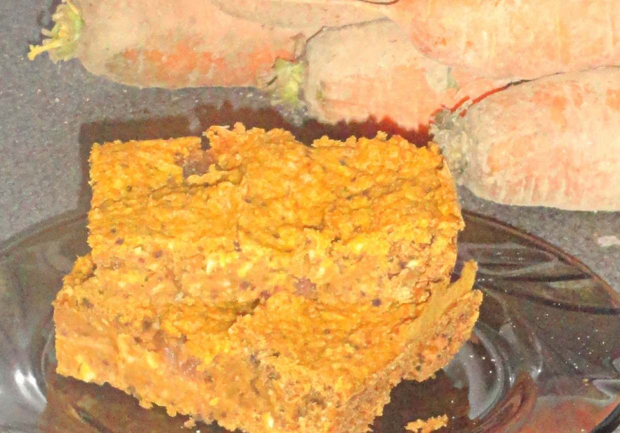 Ciasto marchewkowe z orzechami i wiórkami kokosowymi foto