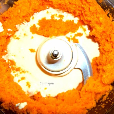 Krok 2 - ciasto marchewkowe z orzechami włoskimi (bez mąki) foto