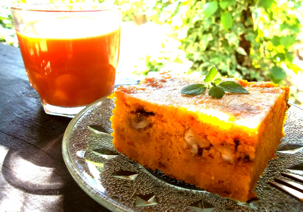 ciasto marchewkowe z orzechami włoskimi (bez mąki) foto