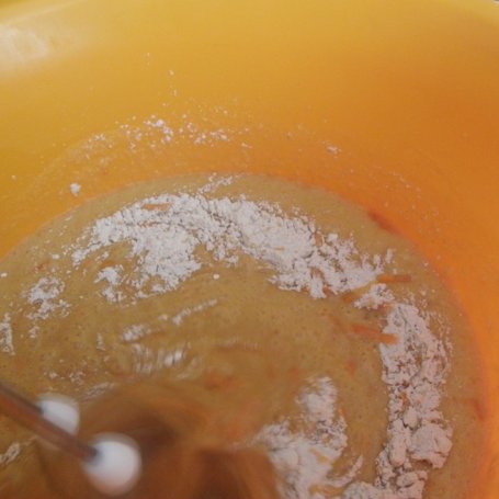 Krok 3 - Ciasto marchewkowe z orzechami. foto
