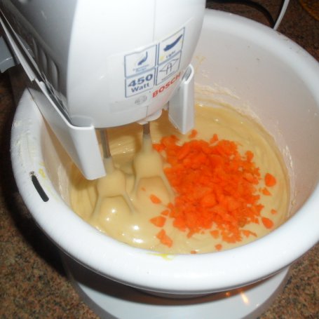 Krok 4 - Ciasto marchewkowe z orzechami foto