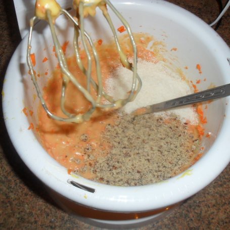 Krok 5 - Ciasto marchewkowe z orzechami foto