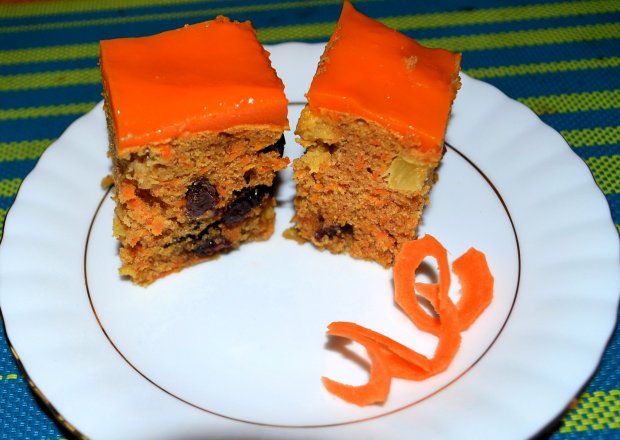 Fotografia przedstawiająca Ciasto marchewkowe z polewą