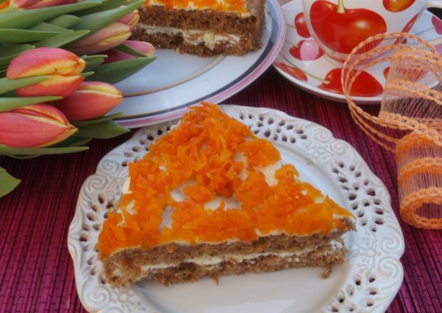 Fotografia przedstawiająca Ciasto marchewkowe z serkiem mascarpone i karmelizowaną marchewką.