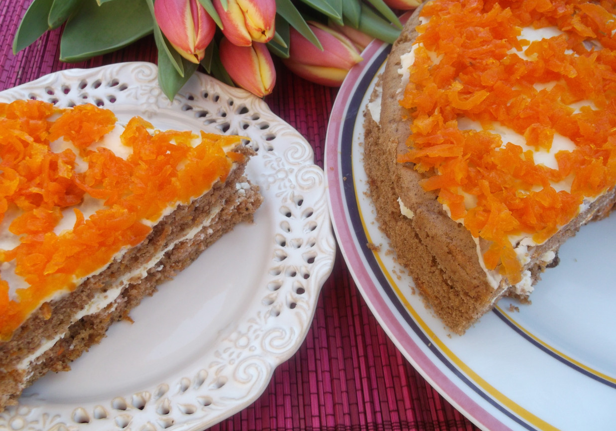 Ciasto marchewkowe z serkiem mascarpone i karmelizowaną marchewką. foto