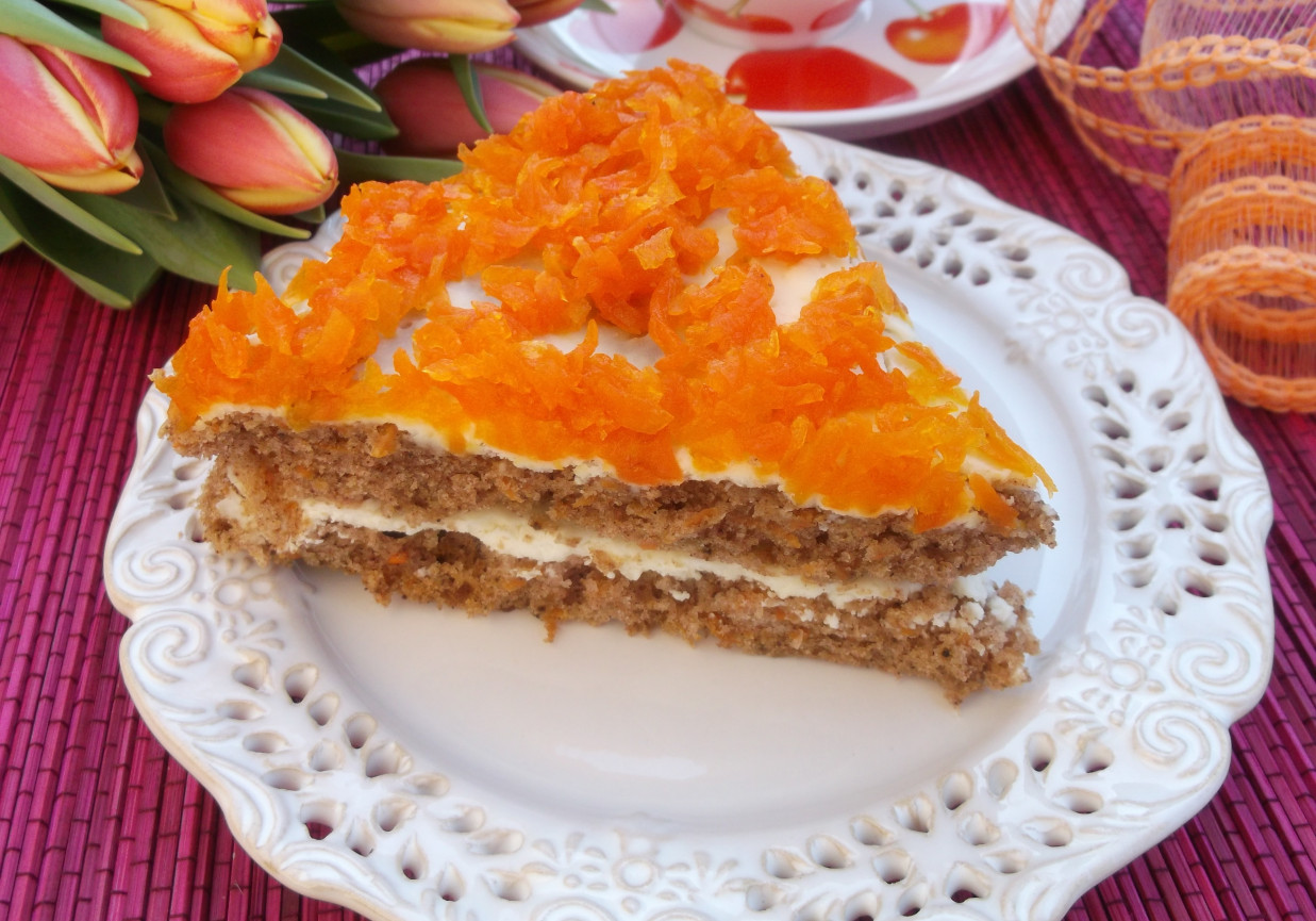 Ciasto marchewkowe z serkiem mascarpone i karmelizowaną marchewką. foto
