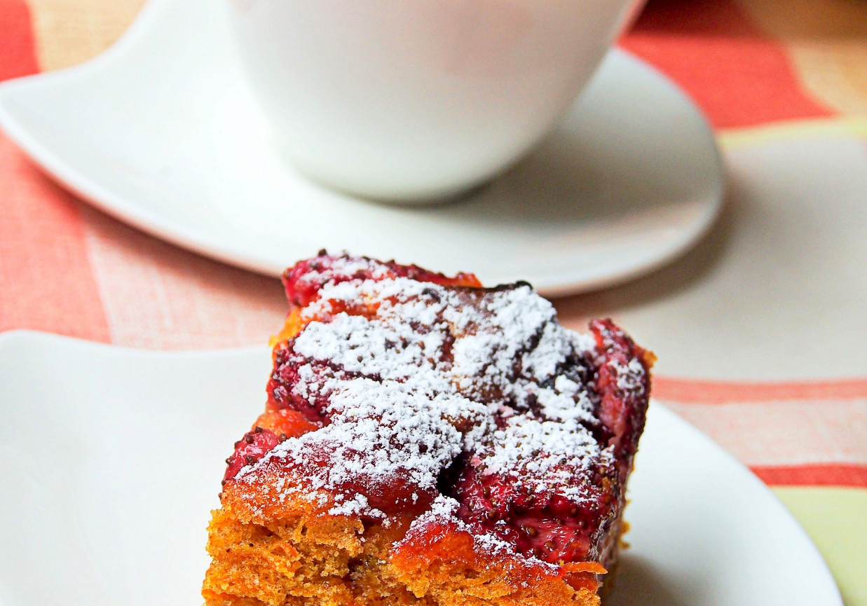 Ciasto marchewkowe z truskawkami foto
