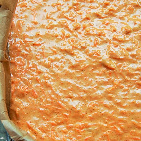 Krok 3 - Ciasto marchewkowe z truskawkami foto