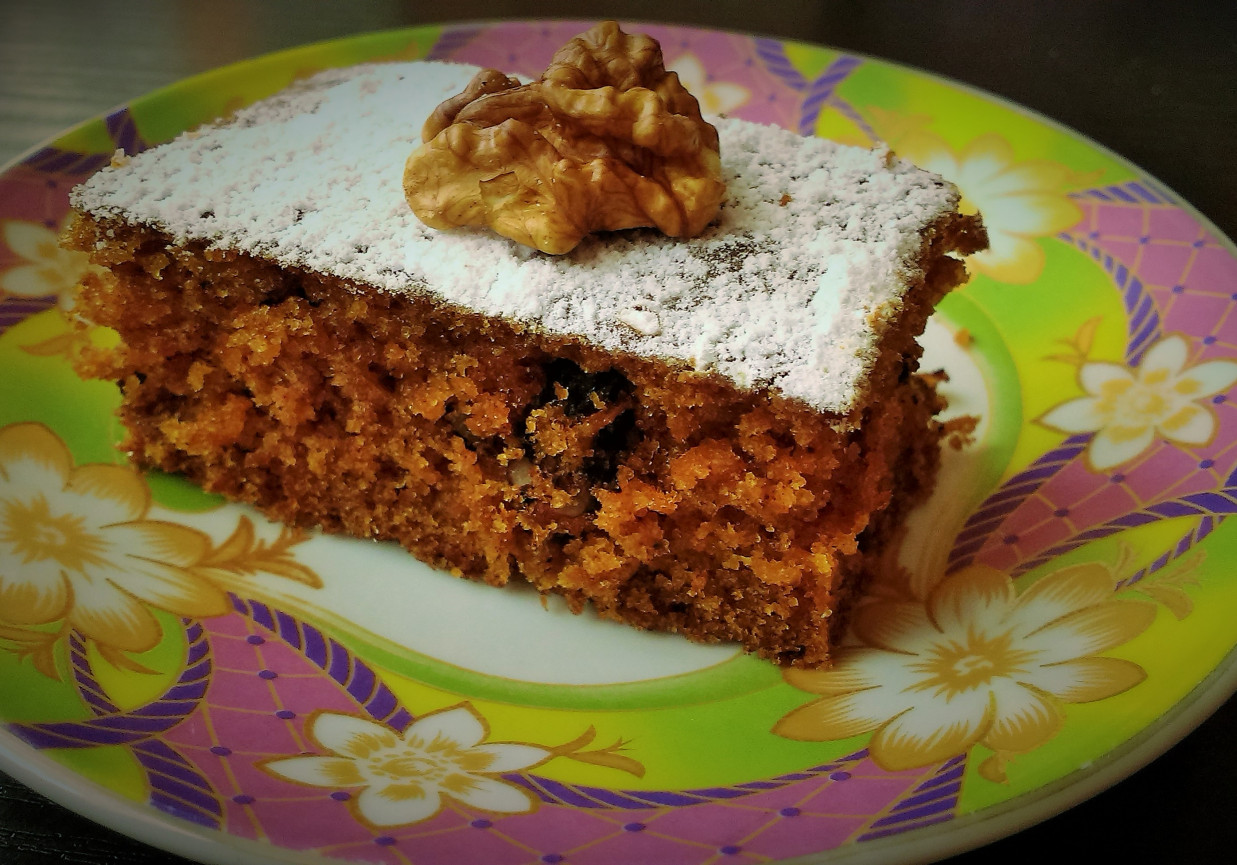 Ciasto marchewkowe z żurawiną i orzechami włoskimi  foto