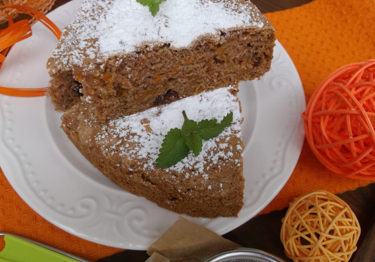 Ciasto marchewkowe z korzennymi przyprawami foto