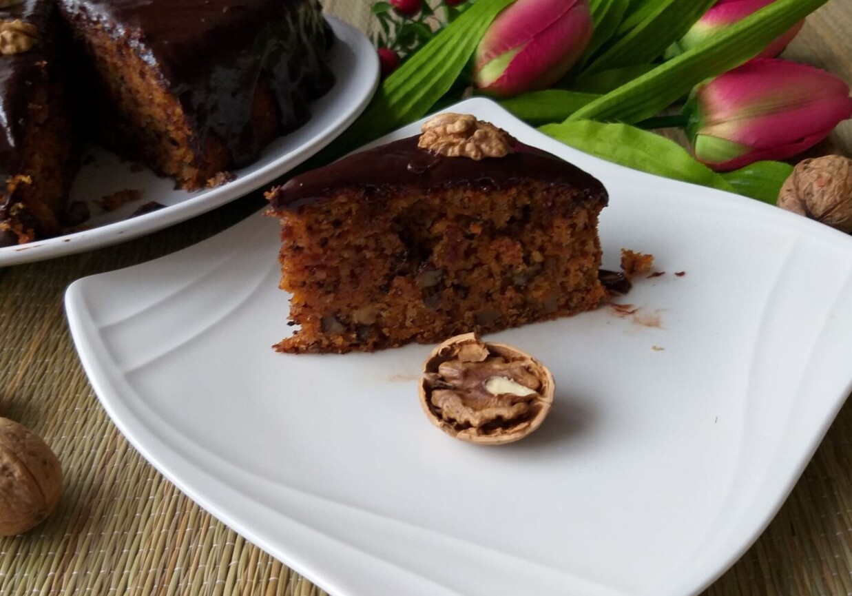 Ciasto marchewkowo - orzechowe z polewą foto