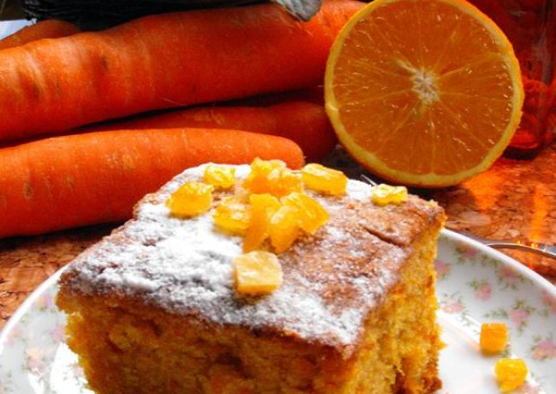 Fotografia przedstawiająca Ciasto marchewkowo-pomarańczowe