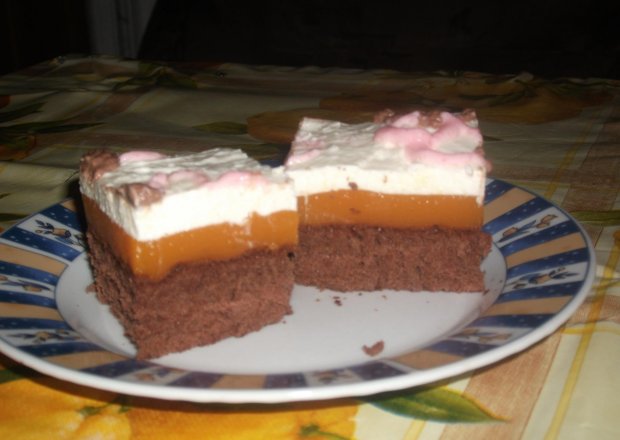 Fotografia przedstawiająca ciasto marchwiowe