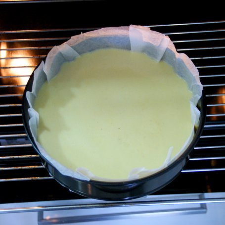 Krok 6 - Ciasto mascarpone z białą czekoladą i truskawkami. foto