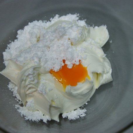 Krok 8 - Ciasto mascarpone z białą czekoladą i truskawkami. foto