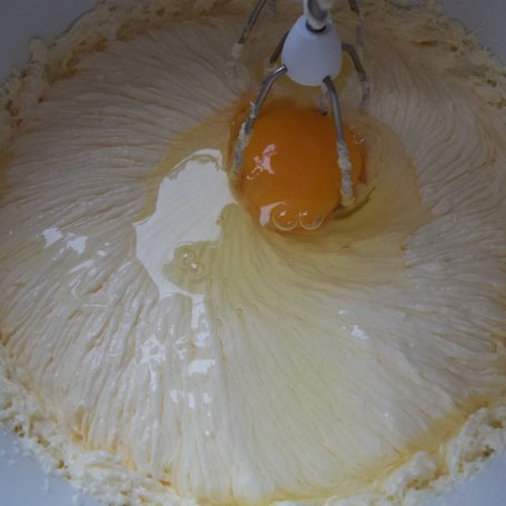 Krok 3 - Ciasto maślane z truskawkami i kruszonką - pyszne foto