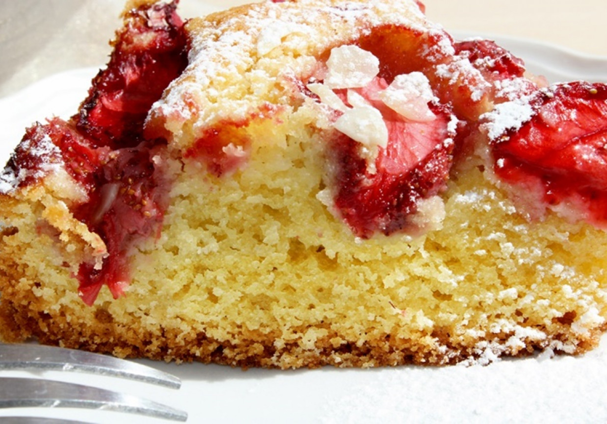 Ciasto migdałowe z truskawkami foto