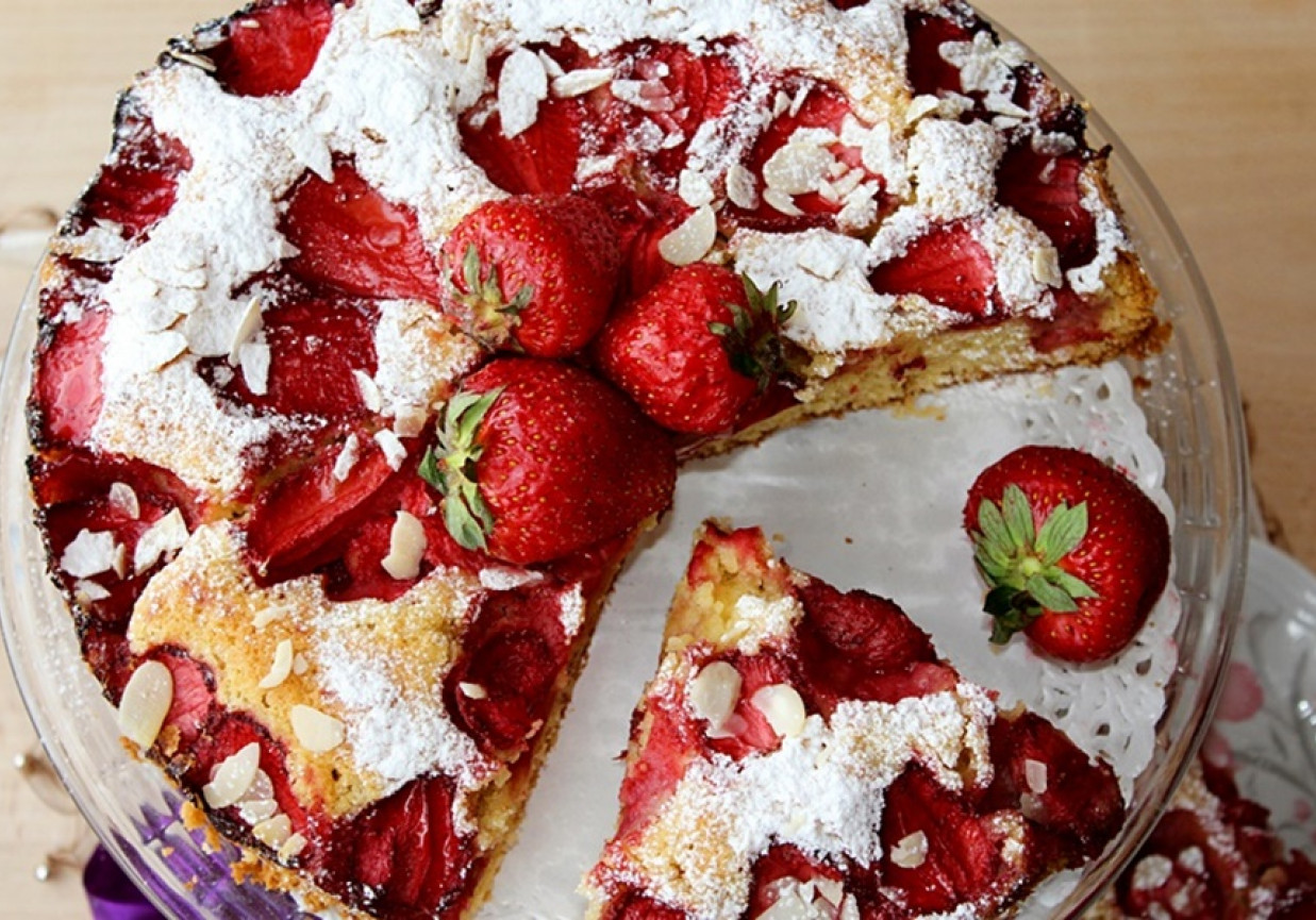 Ciasto migdałowe z truskawkami foto