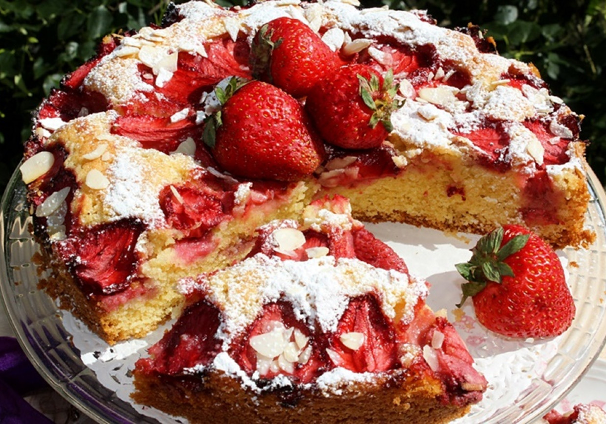 Ciasto migdałowe z truskawkami foto