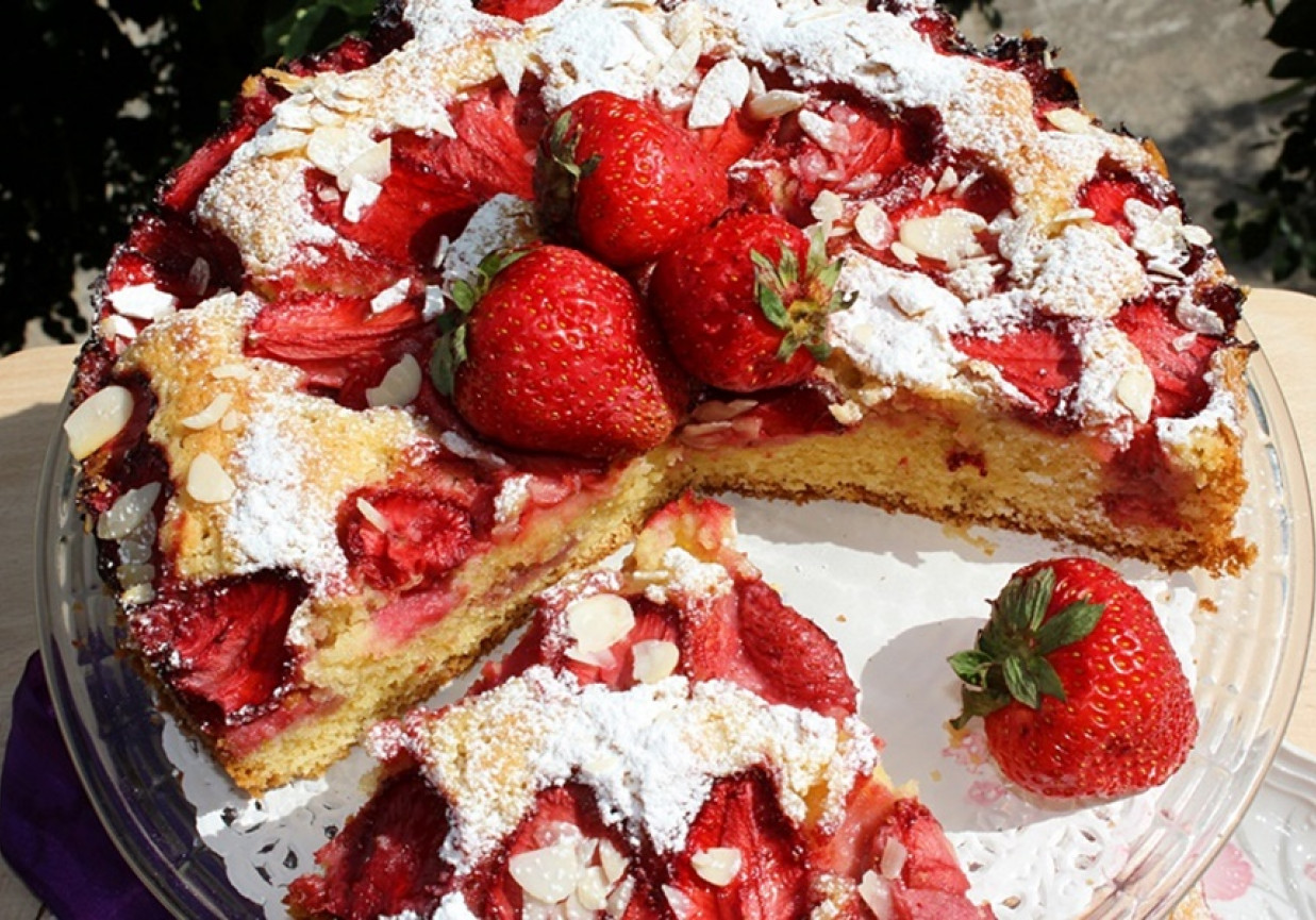 Ciasto migdałowe z truskawkami foto