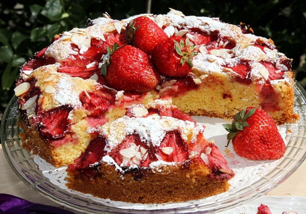 Ciasto migdałowe z truskawkami foto