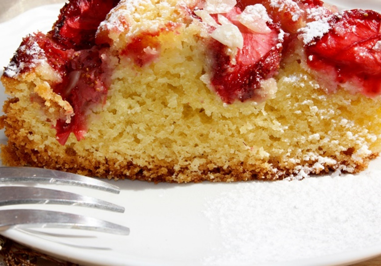 Ciasto migdałowe z truskawkami foto