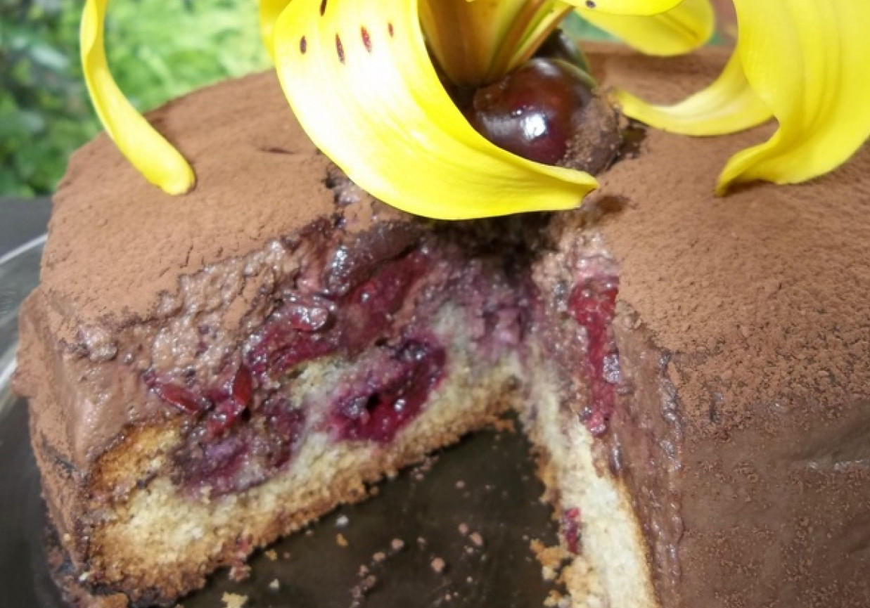 ciasto migdałowe z wiśniami i czekoladowym musem foto