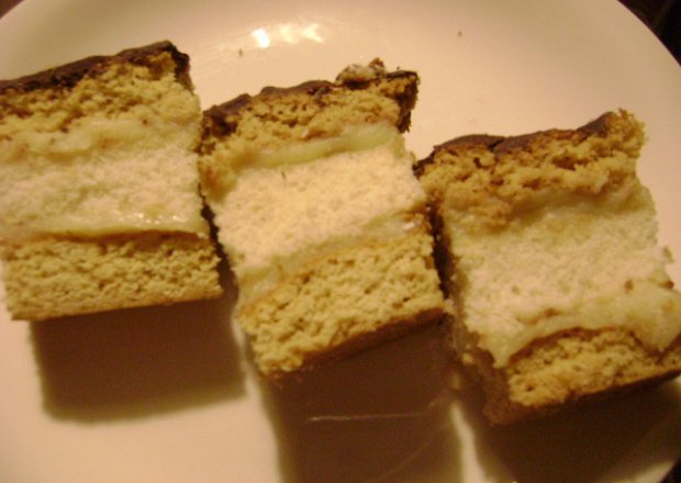Fotografia przedstawiająca Ciasto miodowe przekładane kremem budyniowym z capuccino