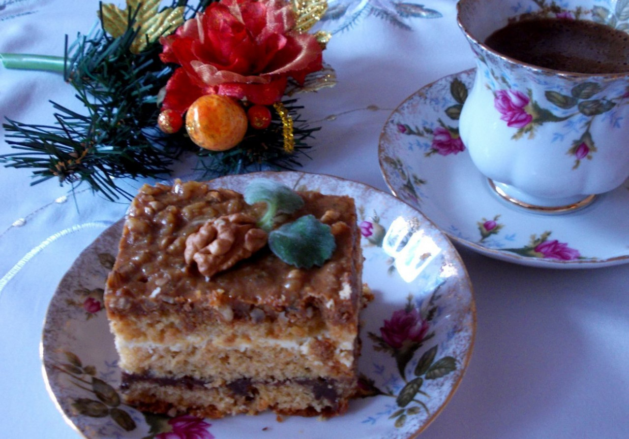 Ciasto miodowe przełożone czekoladą i masą orzechową.  foto