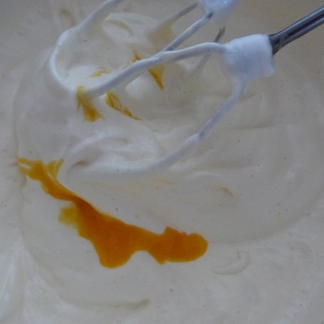 Krok 2 - Ciasto miodowe z truskawkowym musem foto