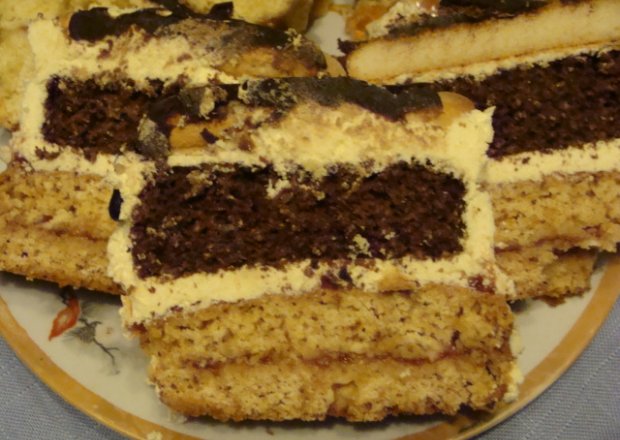Fotografia przedstawiająca ciasto miodowo- biszkoptowe
