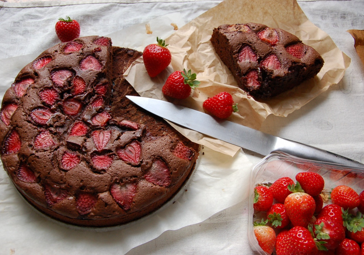 ciasto mocno czekoladowe z truskawkami foto