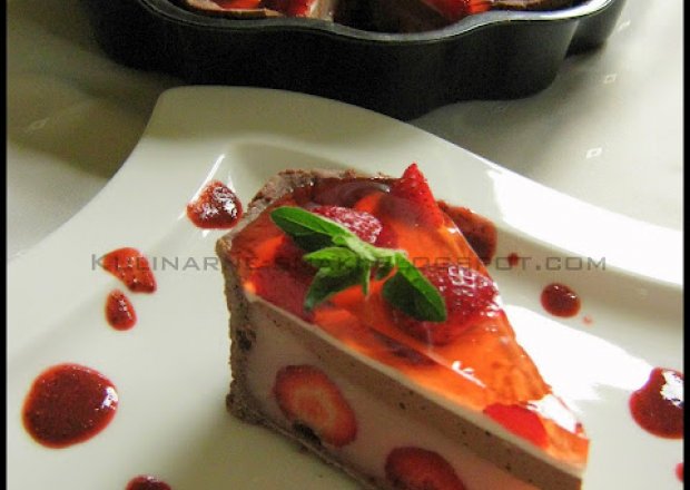 Fotografia przedstawiająca Ciasto mocno truskawkowe z akcentem czekoladowym