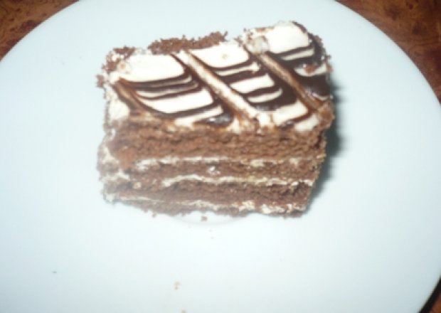Fotografia przedstawiająca Ciasto na ciemnym biszkopcie