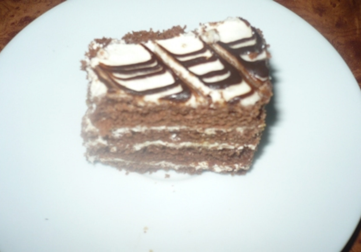 Ciasto na ciemnym biszkopcie foto