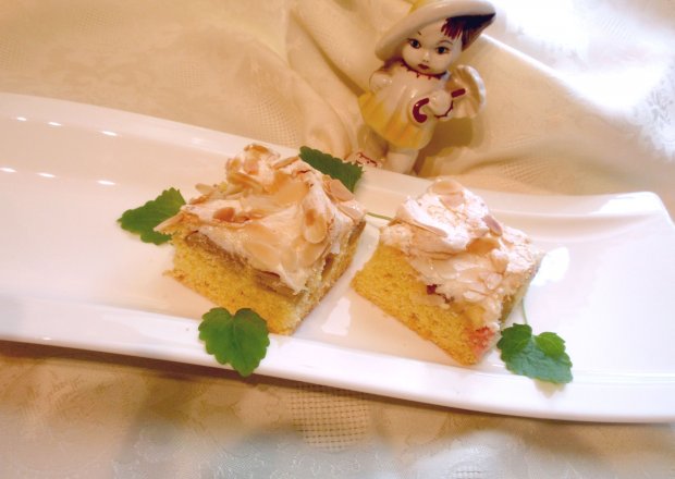 Fotografia przedstawiająca Ciasto na czasie  czyli kwaśny rabarbar i słodka beza